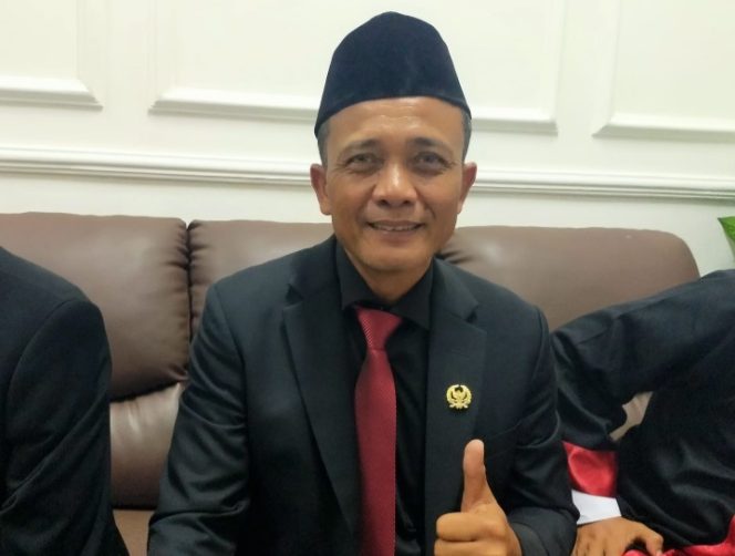 
					Politisi Senior Ade Kadar Tanggapi Santai Soal Ada Segelintir Pengurus Mundur,   PDI Perjuangan Partai Besar Tetap Solid di Pandeglang