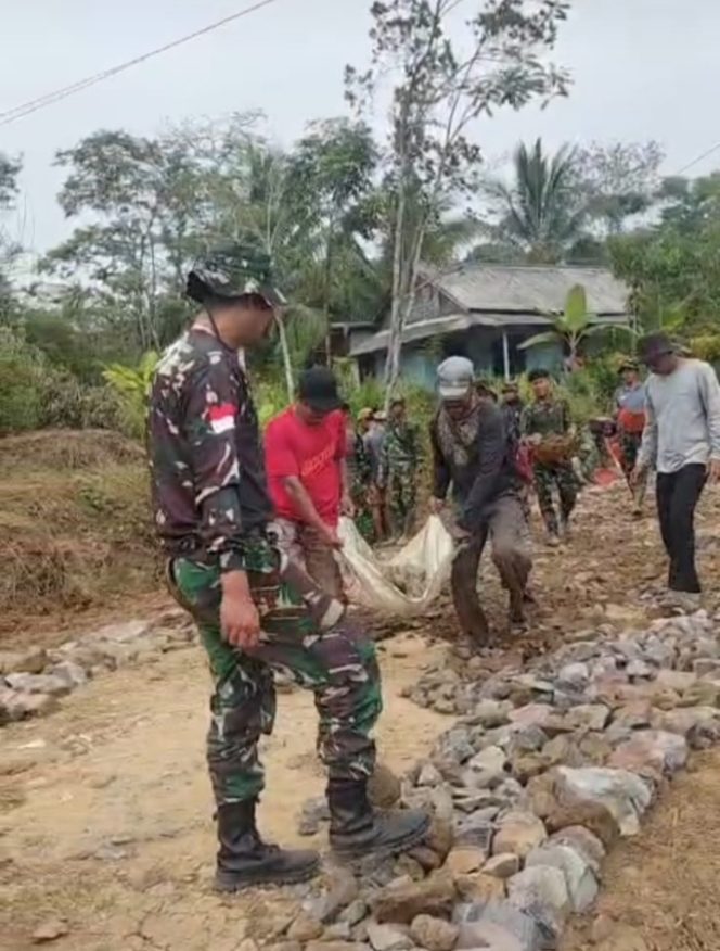 
					TNI Bersama Rakyat, TMMD ke-129 Kodim 0601/Pandeglang Bangun Infratsuktur di Pelosok Desa