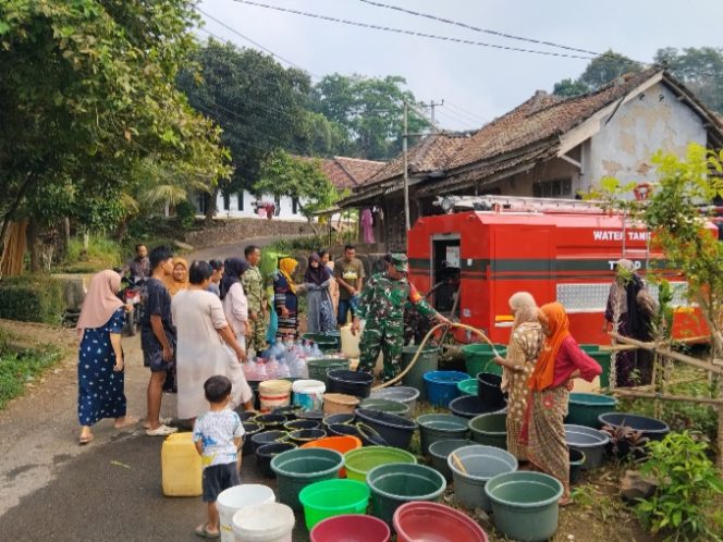
					Koramil 0102/Cadasari Salurkan Air Bersih untuk Warga Terdampak Kekeringan di Desa Tanagara