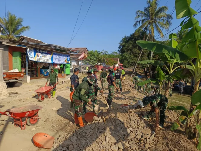 
					TMMD Hari Ke-6, TNI dan Warga Kebut Pembagunan di  Patia