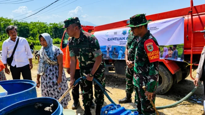 
					Satgas TMMD Ke-129 Kodim 0601/Pandeglang Genjot Pembangunan Jalan dan Salurkan Bantuan untuk Masyarakat Desa Pasir Gadung Patia