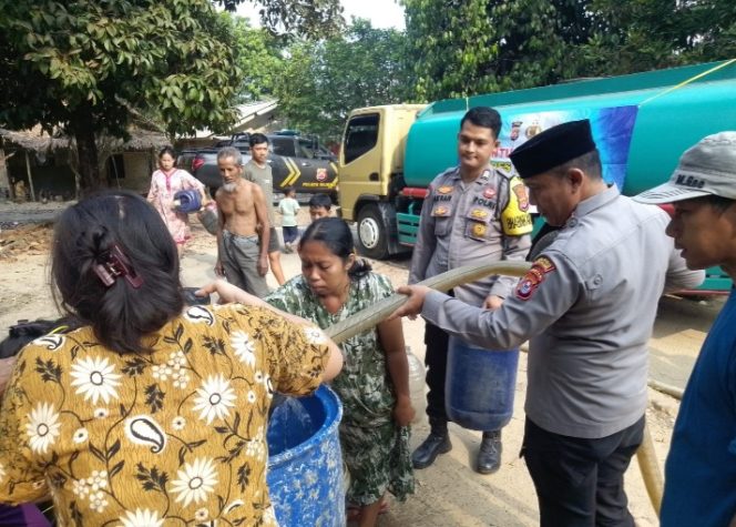 
					Polsek Bojong Kerjasama CV STN Salurkan Air Bersih untuk Warga Terdampak Kekeringan