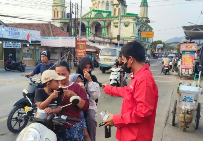 
					Aam Apandi Bagikan Masker kepada Warga Terdampak Abu Vulkanik Gunung Anak Krakatau di Carita
